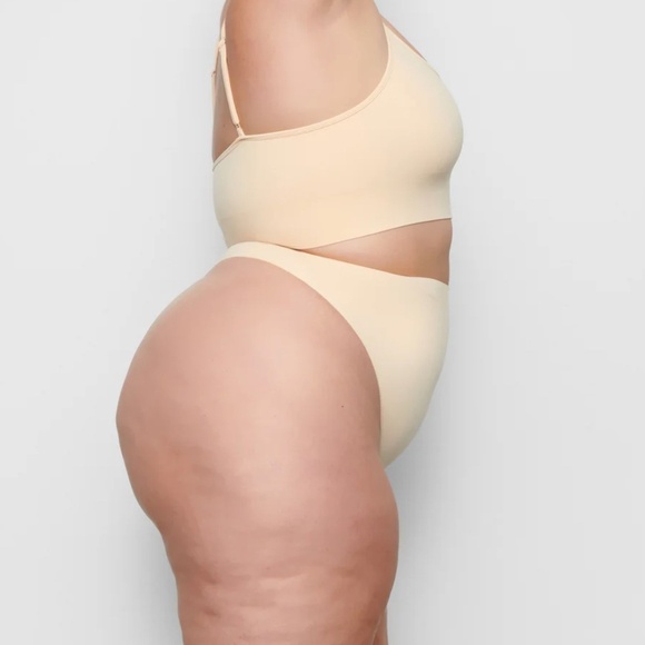 NEW Skims Seamless Sculpt Mid Waist‎ Thong Sand Size M - Picture 5 of 10